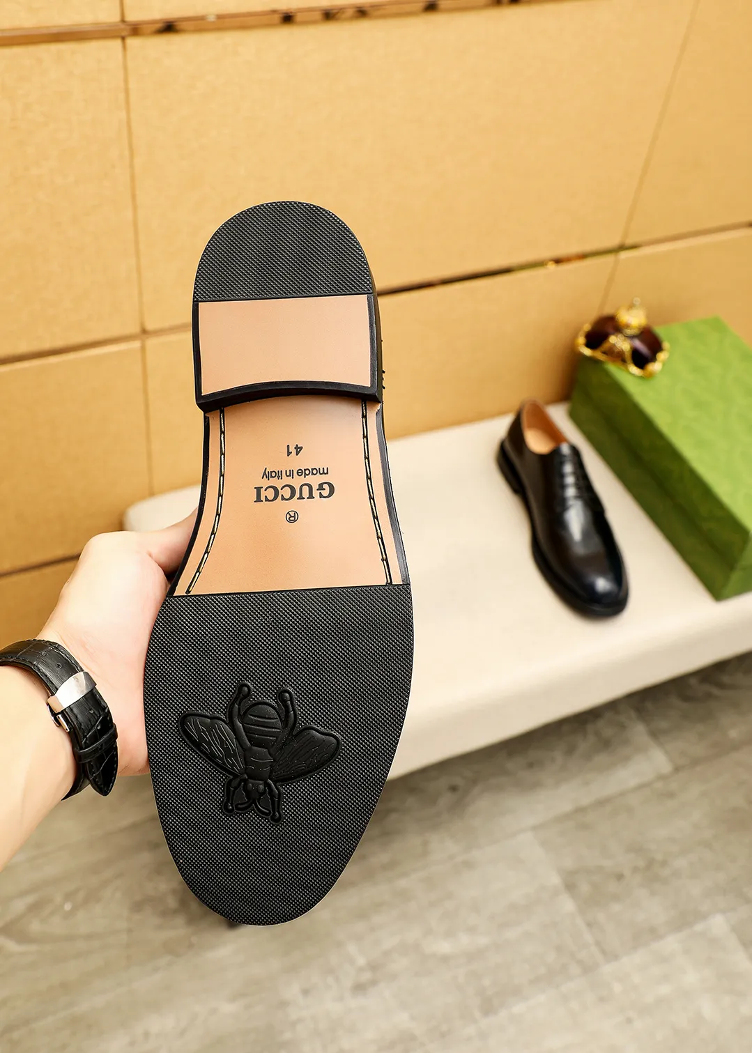 Men's shoes 💰520 💐 Product trademark: GUCCI "Gucci" business leather shoes Regular size: 38-44 (45.46🉑️customized) Product materials: Selected imported first-layer open-edge beaded cowhide leather upper, imported water-dyed cowhide leather lining. Strong three-dimensional visual effect, original outsole Color: 4⃣️colors available